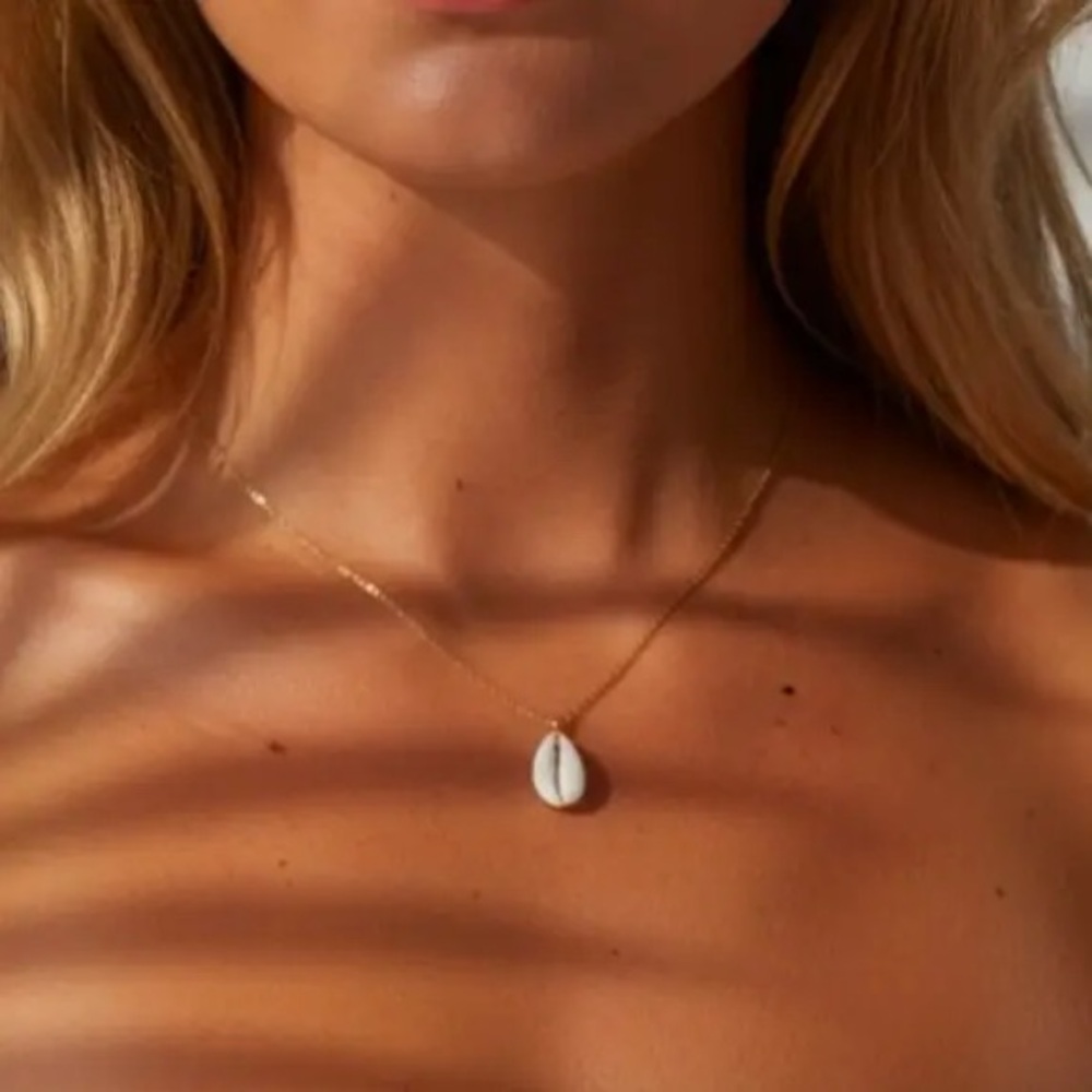 Natural Cowrie Shell Gold Necklace NWT!